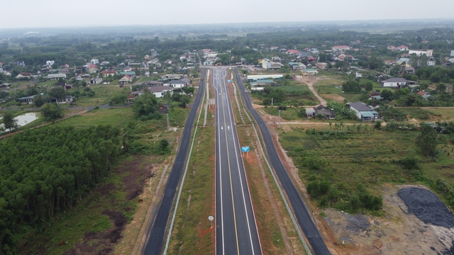 Tuyến cao tốc Cam Lộ - La Sơn chính thức thông xe - Ảnh 3.