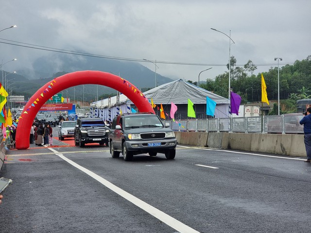 Tuyến cao tốc Cam Lộ - La Sơn chính thức thông xe - Ảnh 1.
