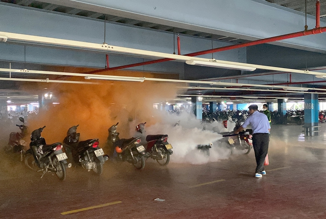 Giả định tình huống &quot;cháy&quot; tại nhà giữ xe sân bay Tân Sơn Nhất nhiều người hoảng loạn - Ảnh 4.