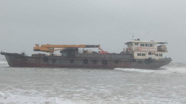 Phát hiện tàu vỏ sắt ghi chữ nước ngoài trôi dạt vào vùng biển Quảng Trị - Ảnh 1.