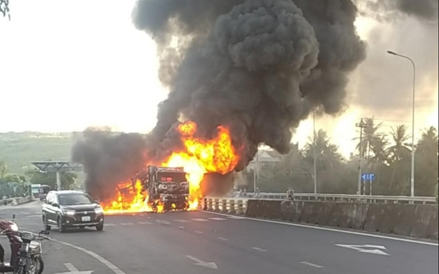 Xe tải bốc cháy ngùn ngụt trên QL1 ở Phú Yên, nhiều hàng hóa bị thiêu rụi - Ảnh 1.