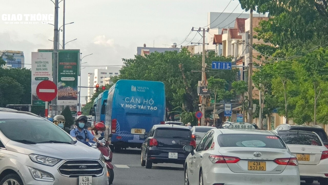 Đoàn xe ô tô khách dán kín quảng cáo diễu hành trên phố, CSGT Đà Nẵng xử lý thế nào? - Ảnh 4.