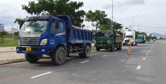 CSGT Đà Nẵng xử lý xe ben chở đất cát thi công dự án gom nước thải gây mất ATGT - Ảnh 2.