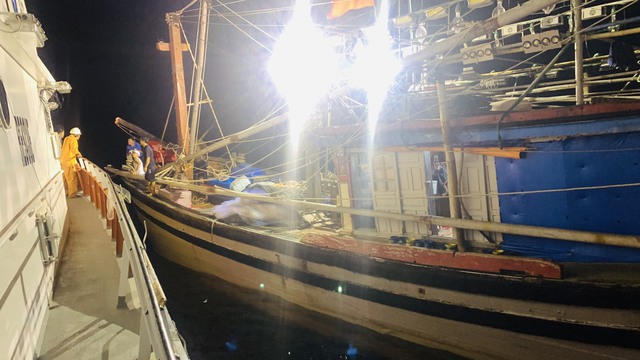 5 thuyền viên được cứu khi tàu cá trôi dạt trong thời tiết nguy hiểm

 - Ảnh 3.