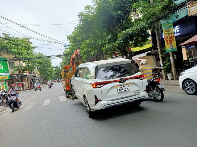 Video: Xe ben chở đá dăm đâm loạt xe ô tô trên đường phố Đà Nẵng - Ảnh 9.