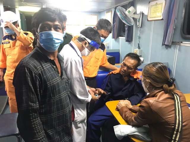 Hành trình xuyên đêm cứu thuyền viên nguy kịch trên vùng biển Bình Thuận

 - Ảnh 1.