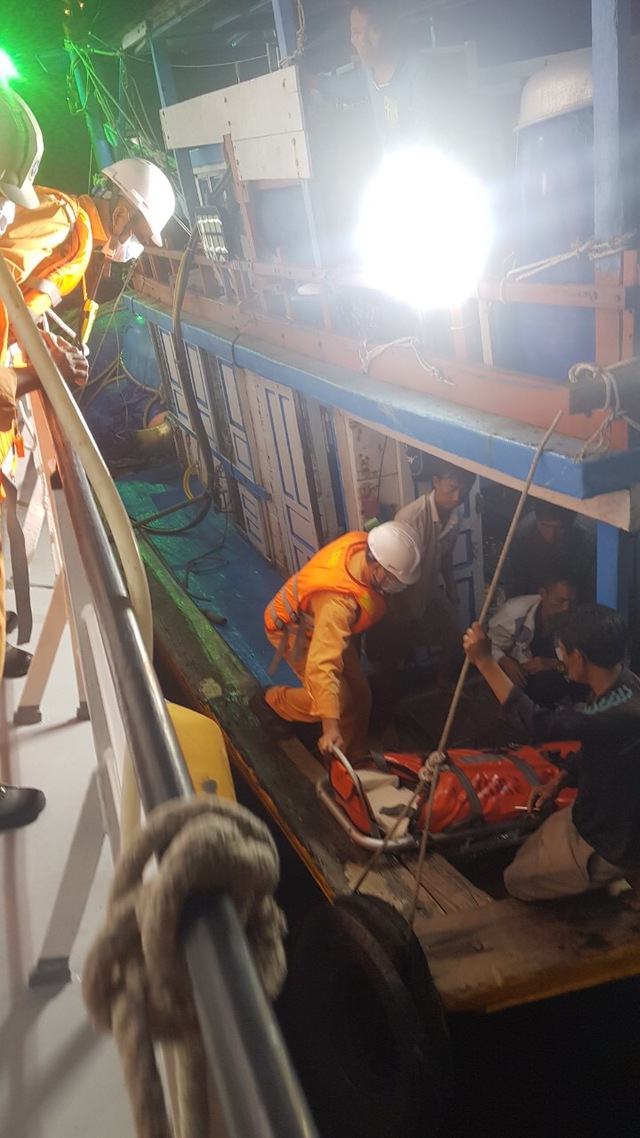 Hành trình xuyên đêm cứu thuyền viên nguy kịch trên vùng biển Bình Thuận

 - Ảnh 2.