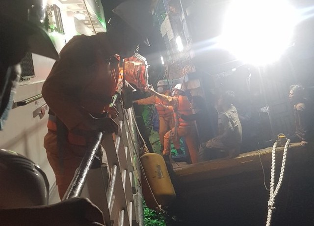 Hành trình xuyên đêm cứu thuyền viên nguy kịch trên vùng biển Bình Thuận

 - Ảnh 3.
