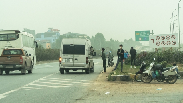 Bắc Ninh: Xử phạt nặng tình trạng đón khách &quot;tự do&quot; trên các tuyến quốc lộ - Ảnh 1.