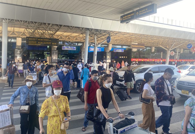 Sân bay Tân Sơn Nhất tăng cường xử lý &quot;taxi chèo kéo khách&quot; dịp Lễ 2/9 - Ảnh 2.
