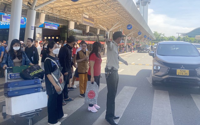 Sân bay Tân Sơn Nhất tăng cường xử lý &quot;taxi chèo kéo khách&quot; dịp Lễ 2/9 - Ảnh 5.