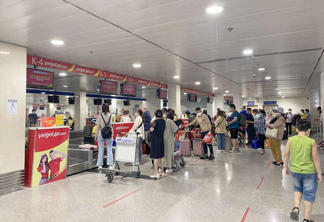 Sân bay Tân Sơn Nhất &quot;vắng lạ thường&quot; trong ngày đầu tiên nghỉ lễ - Ảnh 6.