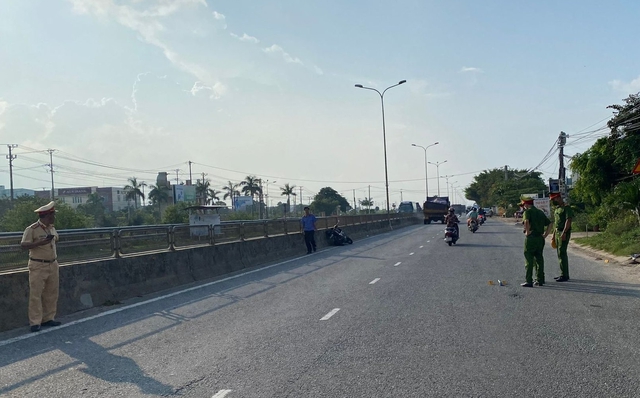 Nam thanh niên lái xe tông cán bộ CSGT Quảng Nam bị thương  - Ảnh 1.