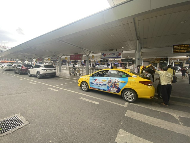 Hành khách &quot;khốn khổ&quot; đón xe taxi tại sân bay Tân Sơn Nhất - Ảnh 6.