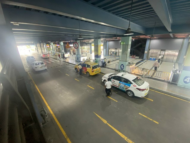 Hành khách &quot;khốn khổ&quot; đón xe taxi tại sân bay Tân Sơn Nhất - Ảnh 7.
