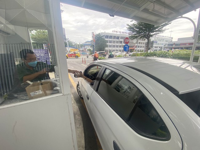 Hành khách &quot;khốn khổ&quot; đón xe taxi tại sân bay Tân Sơn Nhất - Ảnh 5.
