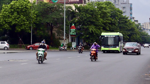 VinBus tăng cường tuyến xe buýt điện giữa Long Biên và Tây Mỗ - Ảnh 1.