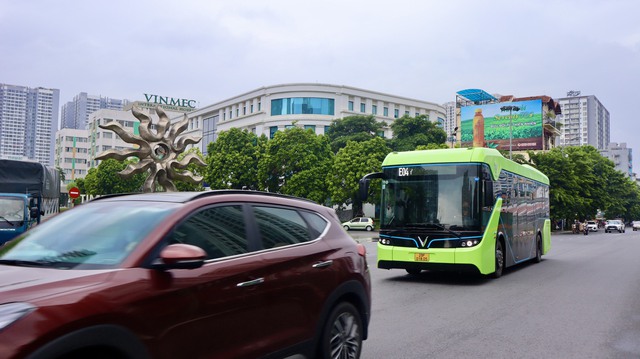 VinBus tăng cường tuyến xe buýt điện giữa Long Biên và Tây Mỗ - Ảnh 3.