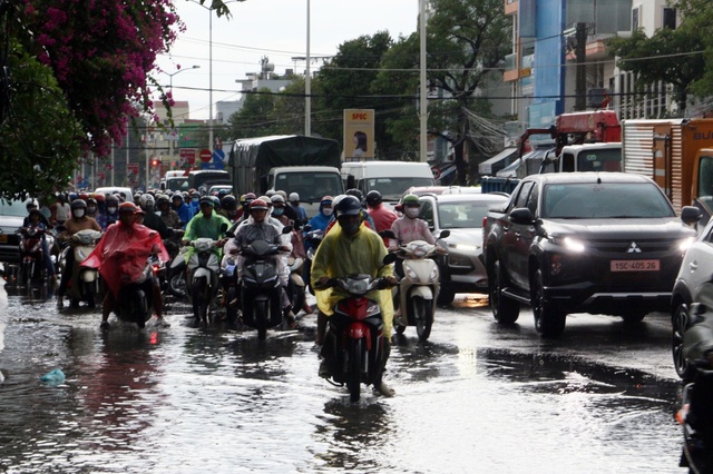 Nha Trang: Mưa lớn, nhiều tuyến đường ngập sâu, giao thông gặp khó - Ảnh 7.
