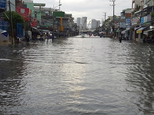 Nha Trang: Mưa lớn, nhiều tuyến đường ngập sâu, giao thông gặp khó - Ảnh 3.