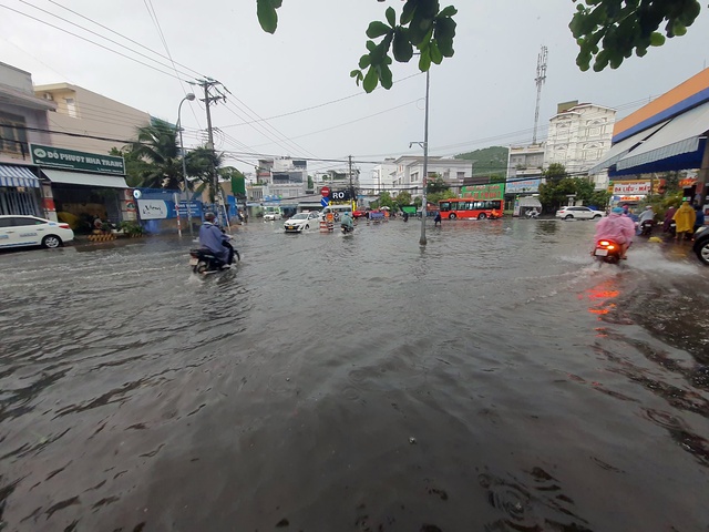 Nha Trang: Mưa lớn, nhiều tuyến đường ngập sâu, giao thông gặp khó - Ảnh 5.