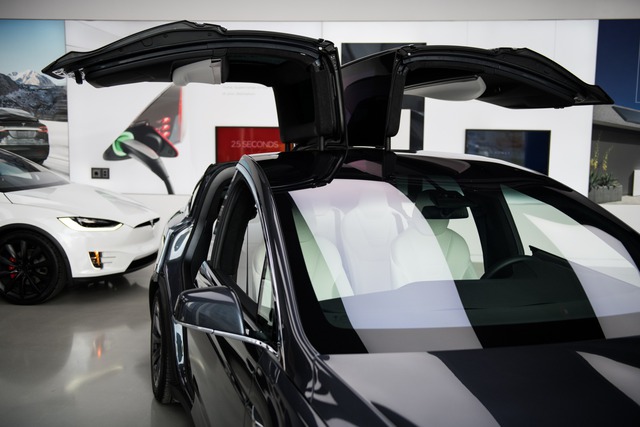 Toàn bộ 4 mẫu xe Tesla dính lỗi cửa sổ, hơn 1 triệu xe phải triệu hồi - Ảnh 1.