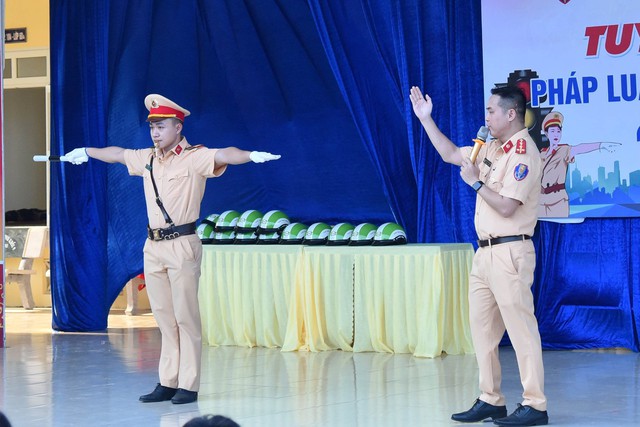 Hải Phòng: Hơn 700 học sinh trường THCS Nam Hải được tuyên truyền về ATGT - Ảnh 2.