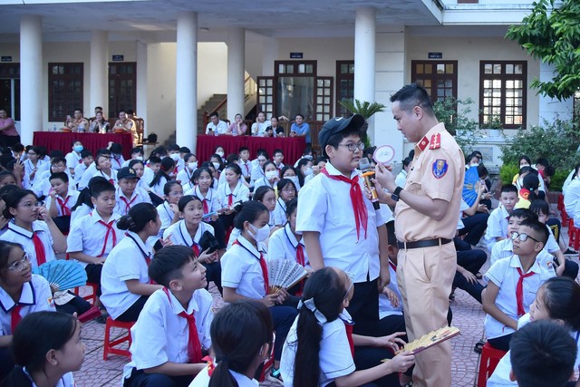Hải Phòng: Hơn 700 học sinh trường THCS Nam Hải được tuyên truyền về ATGT - Ảnh 1.