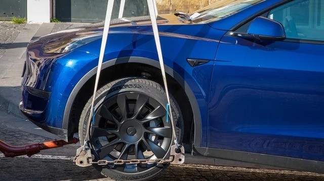 Vì sao phí bảo hiểm ô tô Tesla lại đắt đỏ? - Ảnh 1.