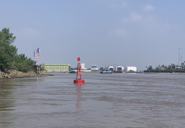 Cấm tàu thuyền từ sông Soài Rạp chạy vào tuyến Tắc Sông Chà - Ảnh 1.
