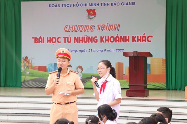 Bắc Giang: Phổ biến kỹ năng ATGT cho hàng ngàn học sinh - Ảnh 1.