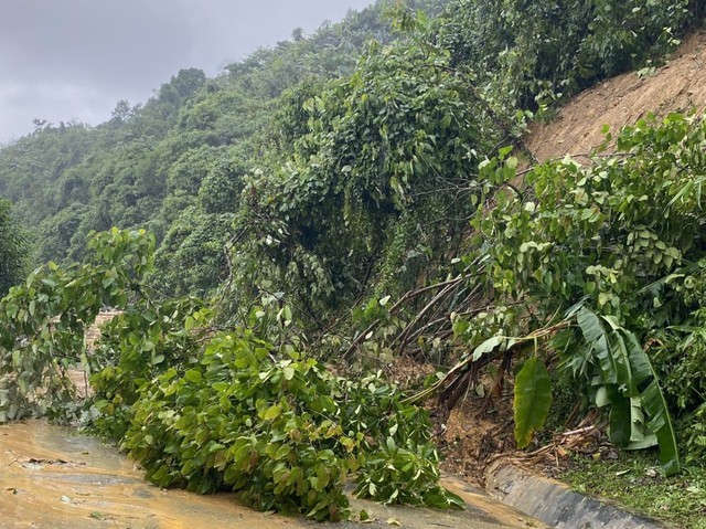 Nghệ An: Hoàn lưu bão số 4-Noru khiến nhiều tuyến đường bị ảnh hưởng nghiêm trọng - Ảnh 1.