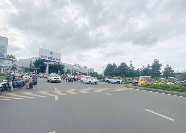 Hành khách đi máy bay giảm sân bay Tân Sơn Nhất hết kẹt xe - Ảnh 11.