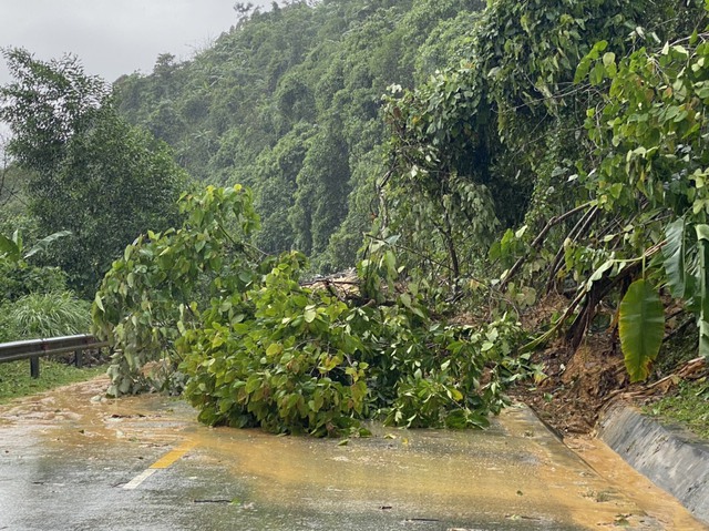 Nghệ An: Hoàn lưu bão số 4-Noru khiến nhiều tuyến đường bị ảnh hưởng nghiêm trọng - Ảnh 3.