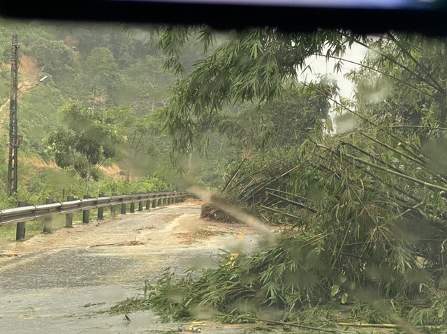 Nghệ An: Hoàn lưu bão số 4-Noru khiến nhiều tuyến đường bị ảnh hưởng nghiêm trọng - Ảnh 4.