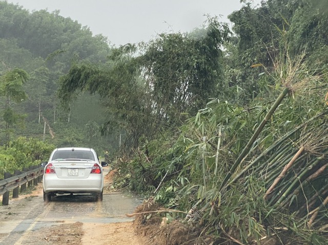 Nghệ An: Hoàn lưu bão số 4-Noru khiến nhiều tuyến đường bị ảnh hưởng nghiêm trọng - Ảnh 5.