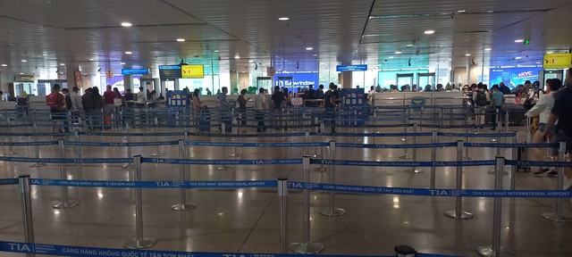 Sân bay Tân Sơn Nhất thông thoáng, dự kiến đón hơn 93 nghìn hành khách - Ảnh 2.