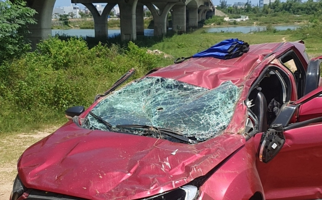 Đà Nẵng: Ô tô mất lái lao xuống cầu, dân phá cửa xe ứng cứu 2 mẹ con mắc kẹt - Ảnh 6.