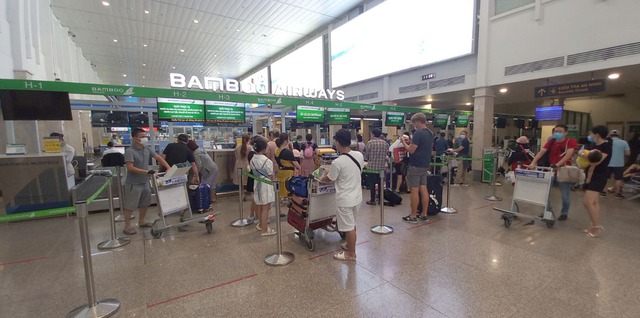 Sân bay Tân Sơn Nhất thông thoáng, dự kiến đón hơn 93 nghìn hành khách - Ảnh 3.