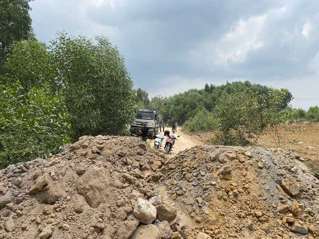 Chủ mỏ đất huy động xe ben đổ đất chặn đường, uy hiếp nhóm phóng viên ở Quảng Ngãi - Ảnh 3.