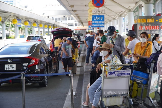 Loạt giải pháp &quot;nóng&quot; ngăn xe dù, ép giá tại cảng hàng không Tân Sơn Nhất

 - Ảnh 1.