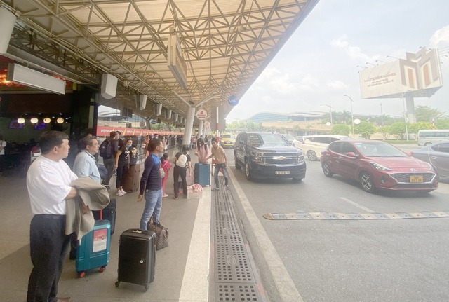 Sân bay Tân Sơn Nhất đón khách kỷ lục gần 150.000 người - Ảnh 2.