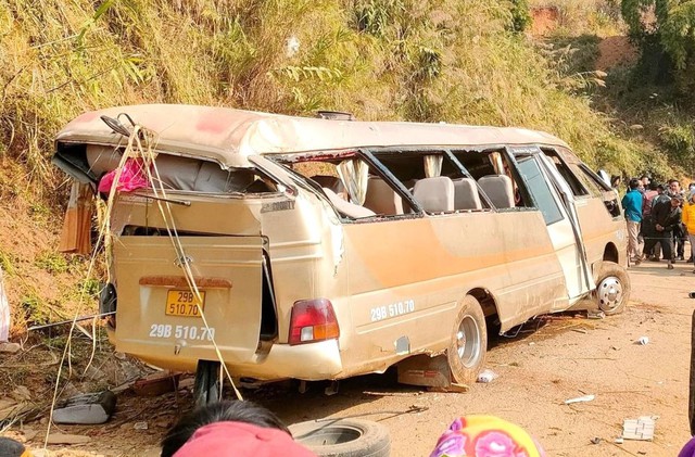 Tai nạn 10 người thương vong ở Sơn La: Xe khách lật nhiều vòng trước khi rơi   - Ảnh 1.