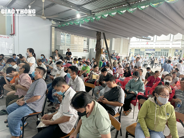 TP. Hồ Chí Minh người dân đổ xô đi đổi giấy phép lái xe - Ảnh 3.