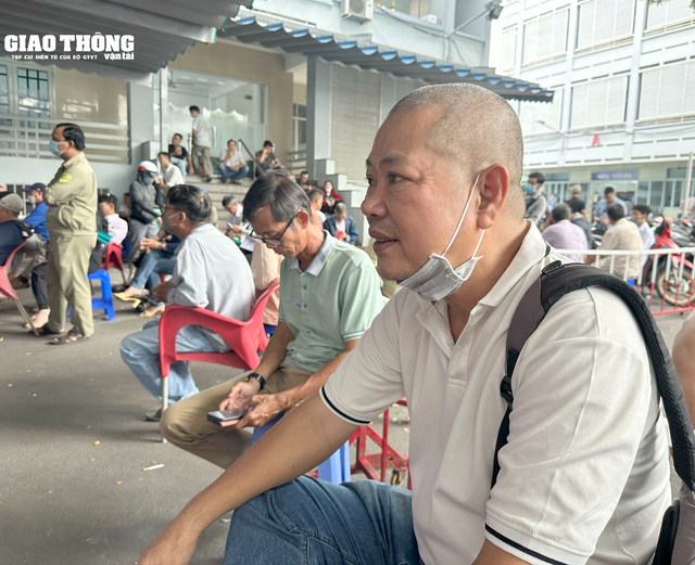 TP. Hồ Chí Minh người dân đổ xô đi đổi giấy phép lái xe - Ảnh 6.