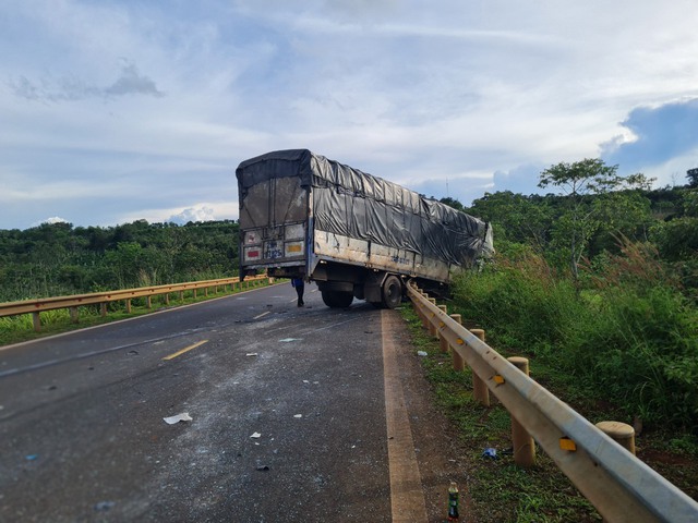 TNGT 13 người thương vong ở Đắk Lắk: Tạm giữ hình sự tài xế xe tải - Ảnh 2.