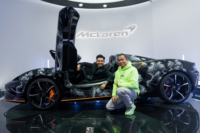 Doanh nhân Phạm Trần Nhật Minh và nghệ sỹ Hom Nguyen bên siêu phẩm McLaren Elva.