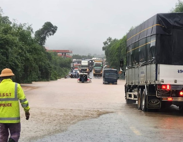 Mưa lớn khiến nhiều tuyến đường ở Thừa Thiên Huế, Đà Nẵng ngập sâu, giao thông chia cắt - Ảnh 2.