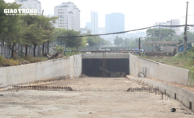 Dự án hầm chui Nguyễn Văn Linh hơn 830 tỷ đồng chậm tiến độ di dời hạ tầng kỹ thuật - Ảnh 2.