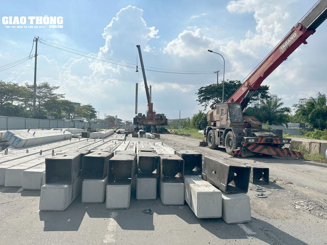 Dự án hầm chui Nguyễn Văn Linh hơn 830 tỷ đồng chậm tiến độ di dời hạ tầng kỹ thuật - Ảnh 5.